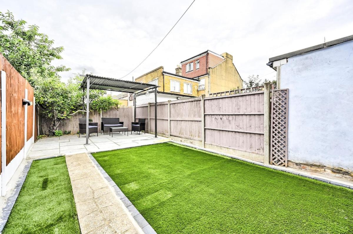Cozy 3 Bed In London, Free Parking, Sleeps 8! * Londres