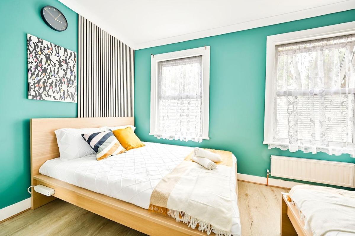Cozy 3 Bed In London, Free Parking, Sleeps 8! Londres