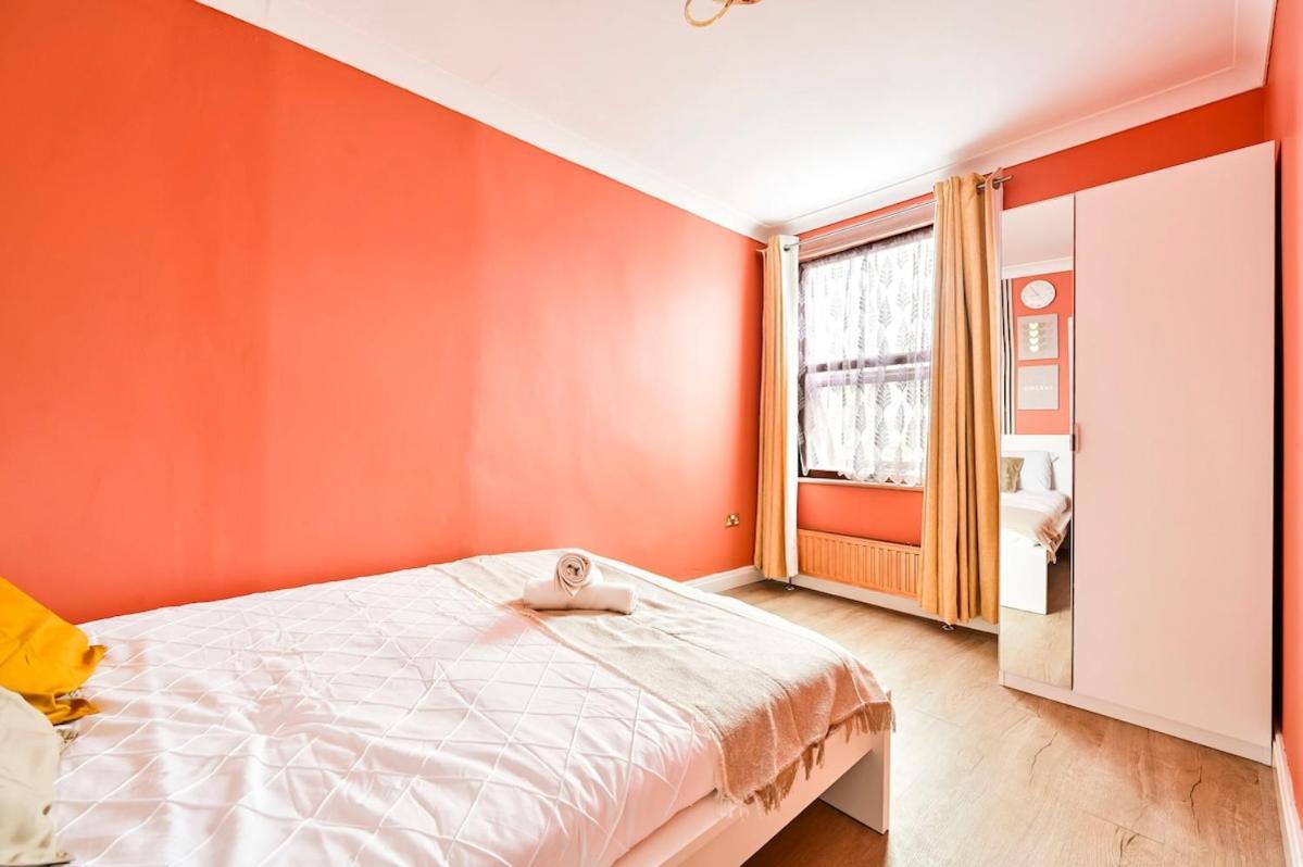 Cozy 3 Bed In London, Free Parking, Sleeps 8! * Londres