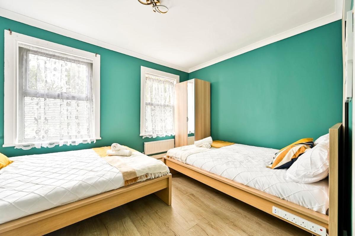 Cozy 3 Bed In London, Free Parking, Sleeps 8! Hébergement de vacances *