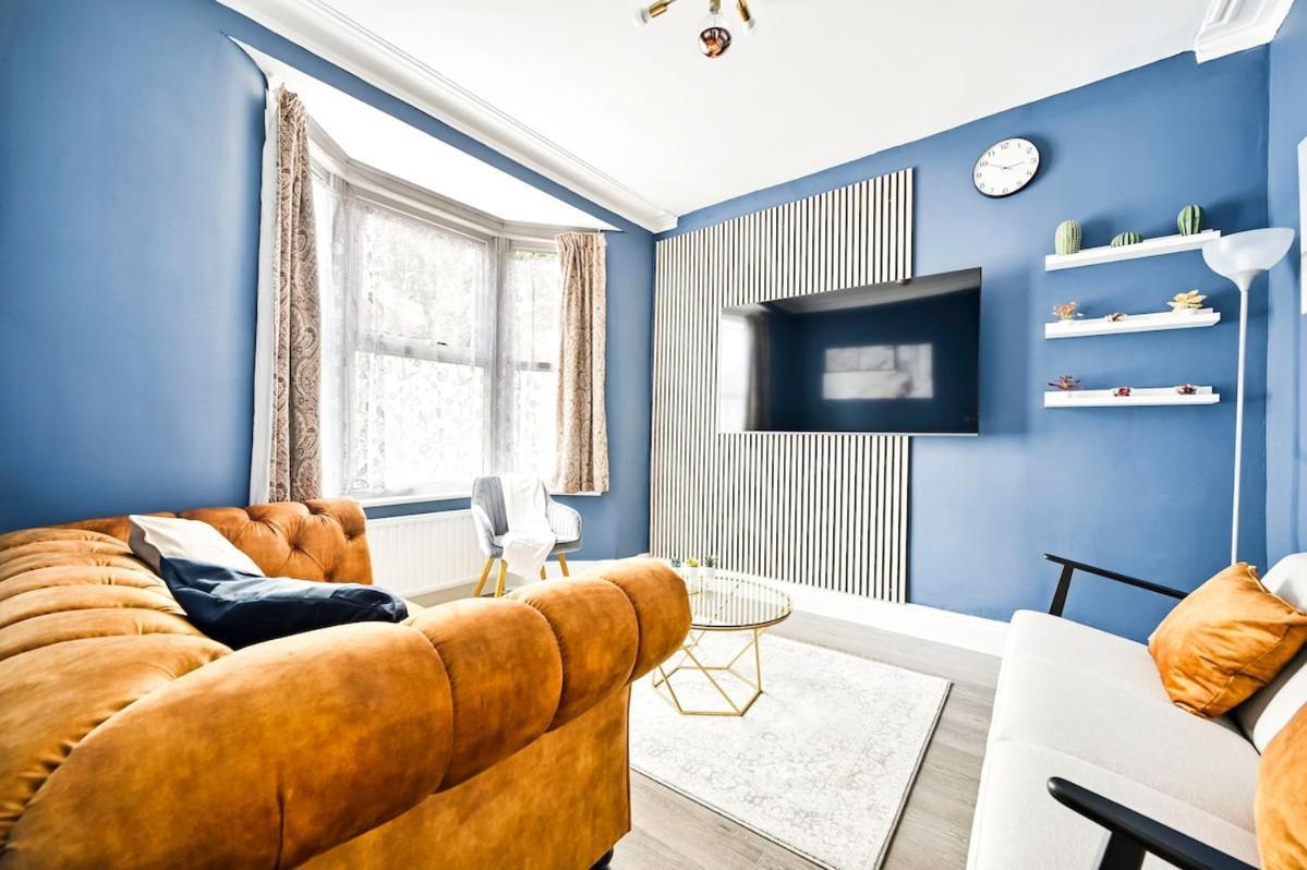 Cozy 3 Bed In London, Free Parking, Sleeps 8! *