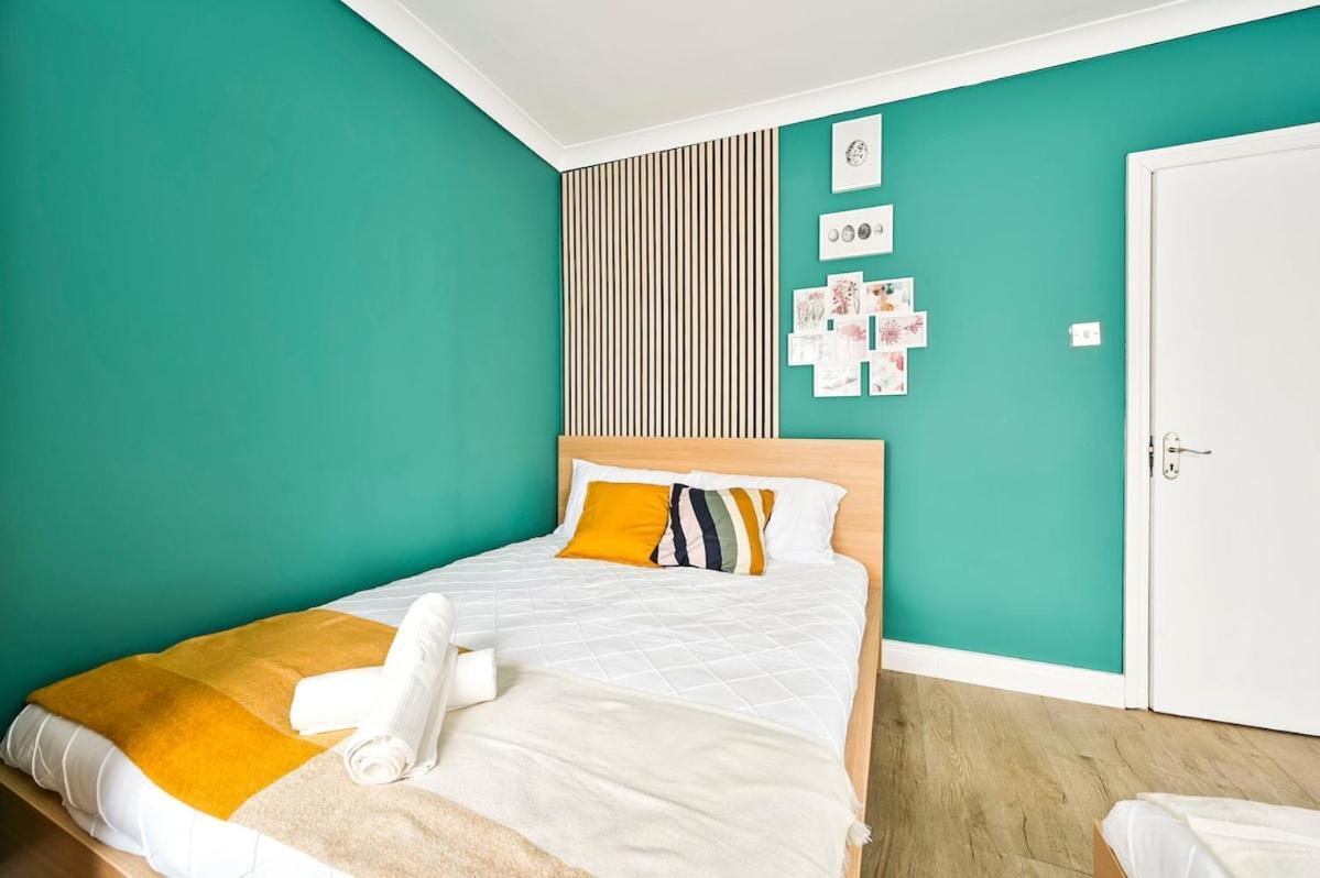 Cozy 3 Bed In London, Free Parking, Sleeps 8! Hébergement de vacances Londres