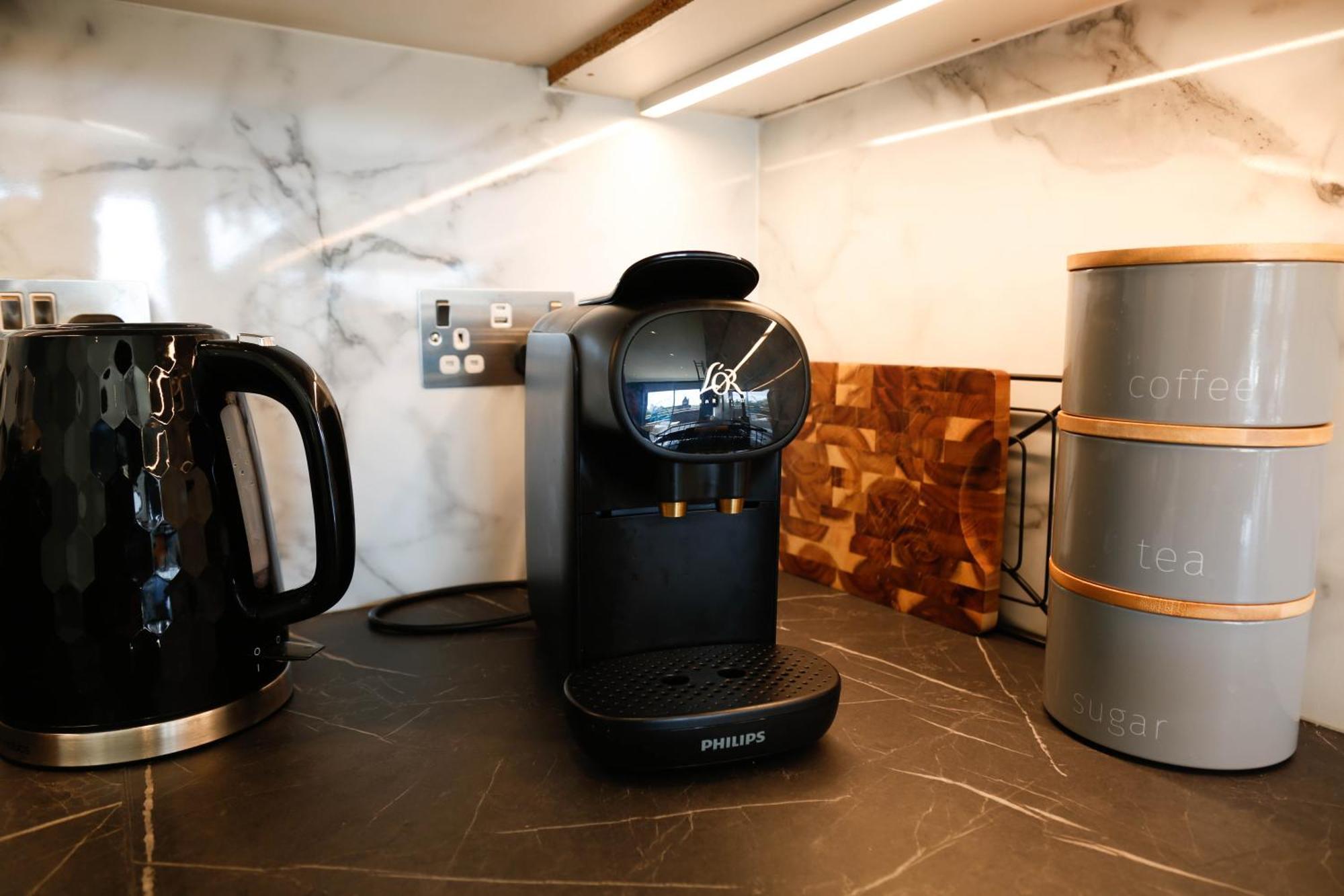 Appartement New Luxury In Location Next To Shops, Cafes, Bars & Metro *