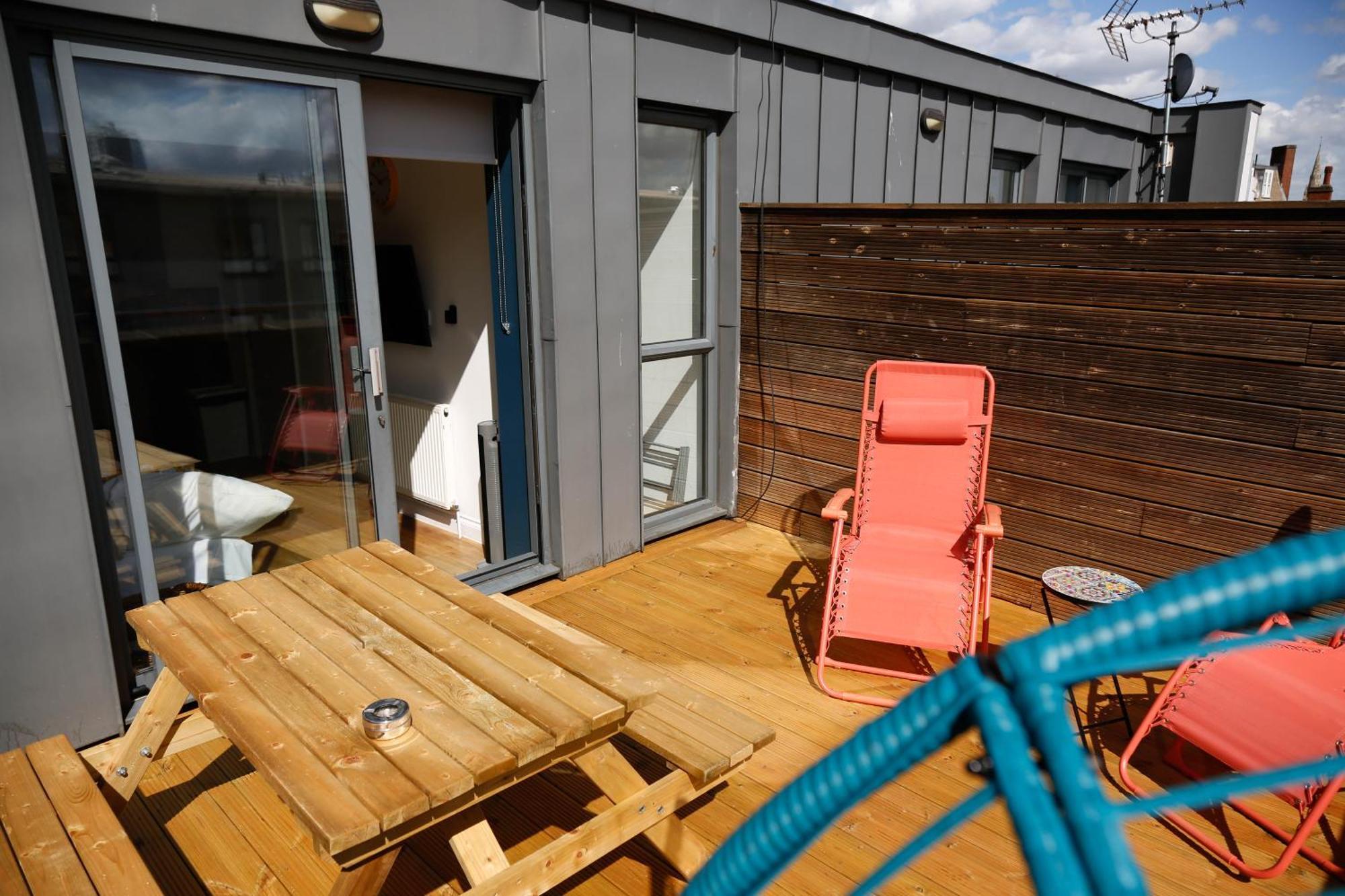 New Luxury In Location Next To Shops, Cafes, Bars & Metro * Londres