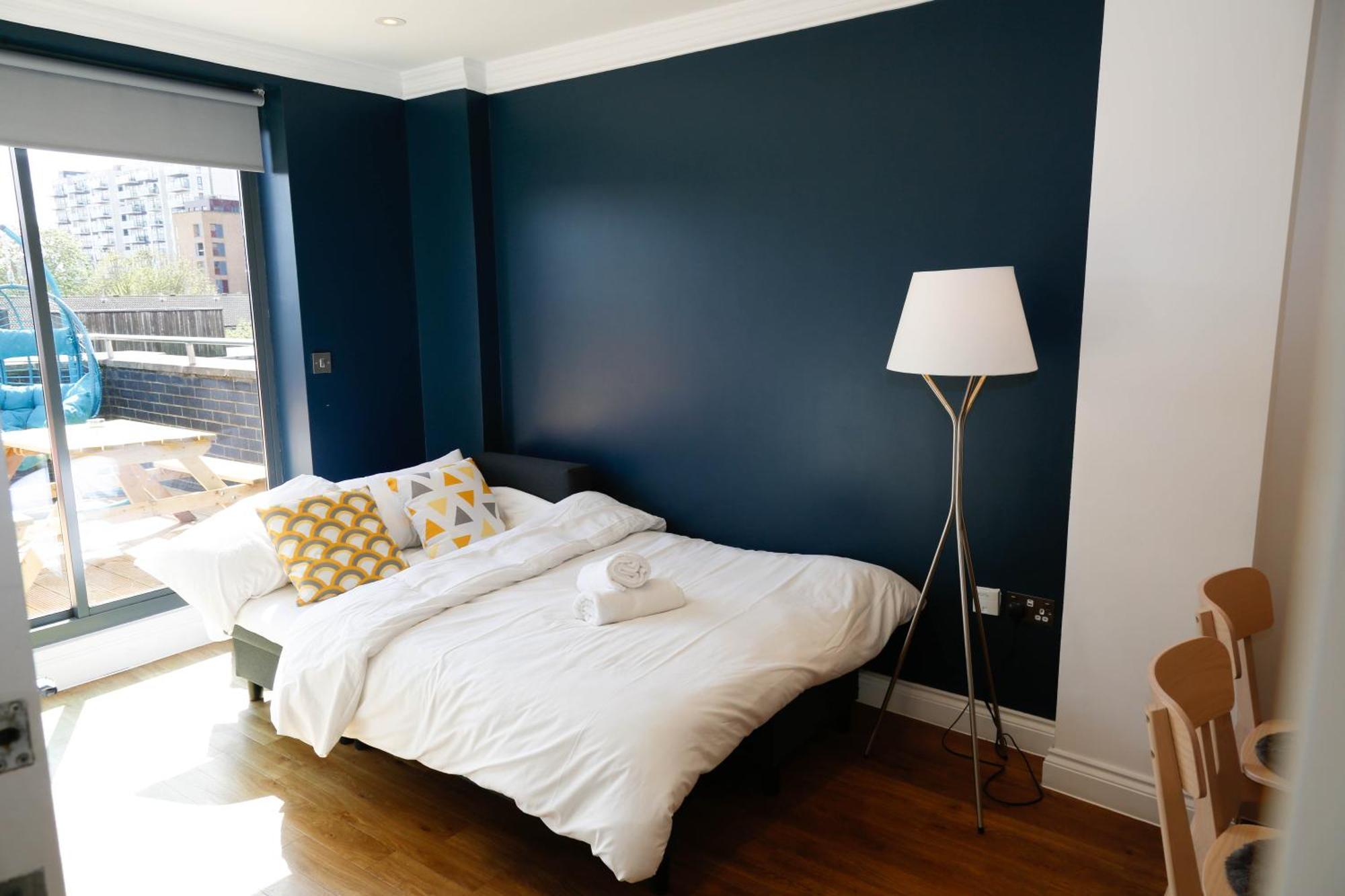 New Luxury In Location Next To Shops, Cafes, Bars & Metro Appartement