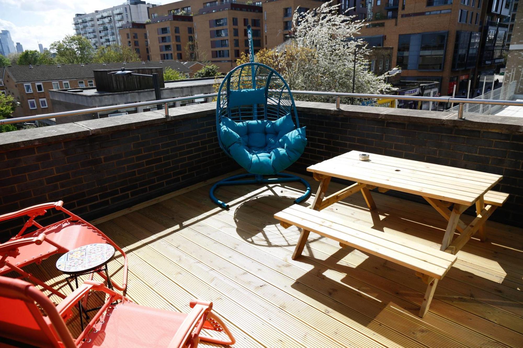 New Luxury In Location Next To Shops, Cafes, Bars & Metro * Londres