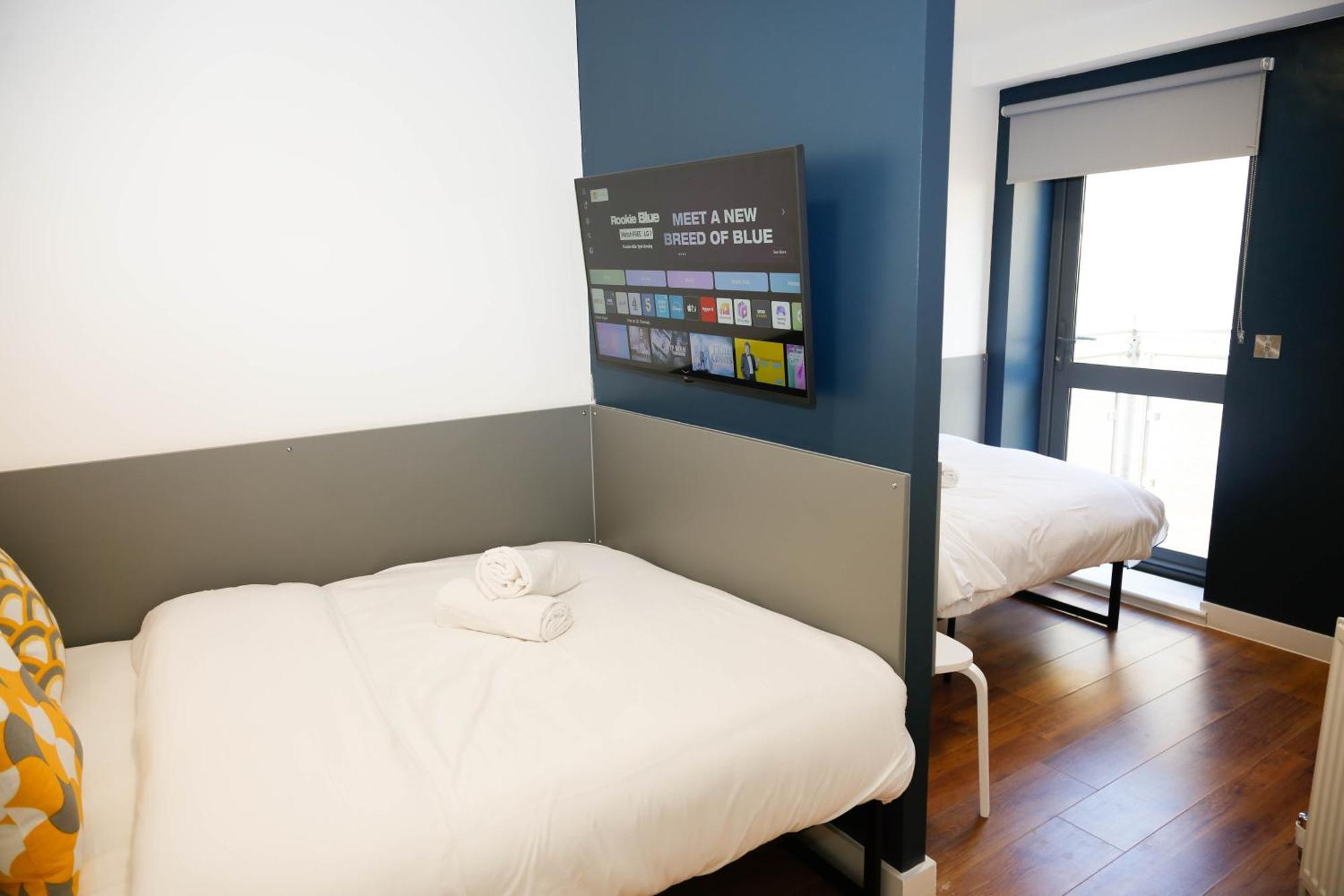 New Luxury In Location Next To Shops, Cafes, Bars & Metro Appartement *