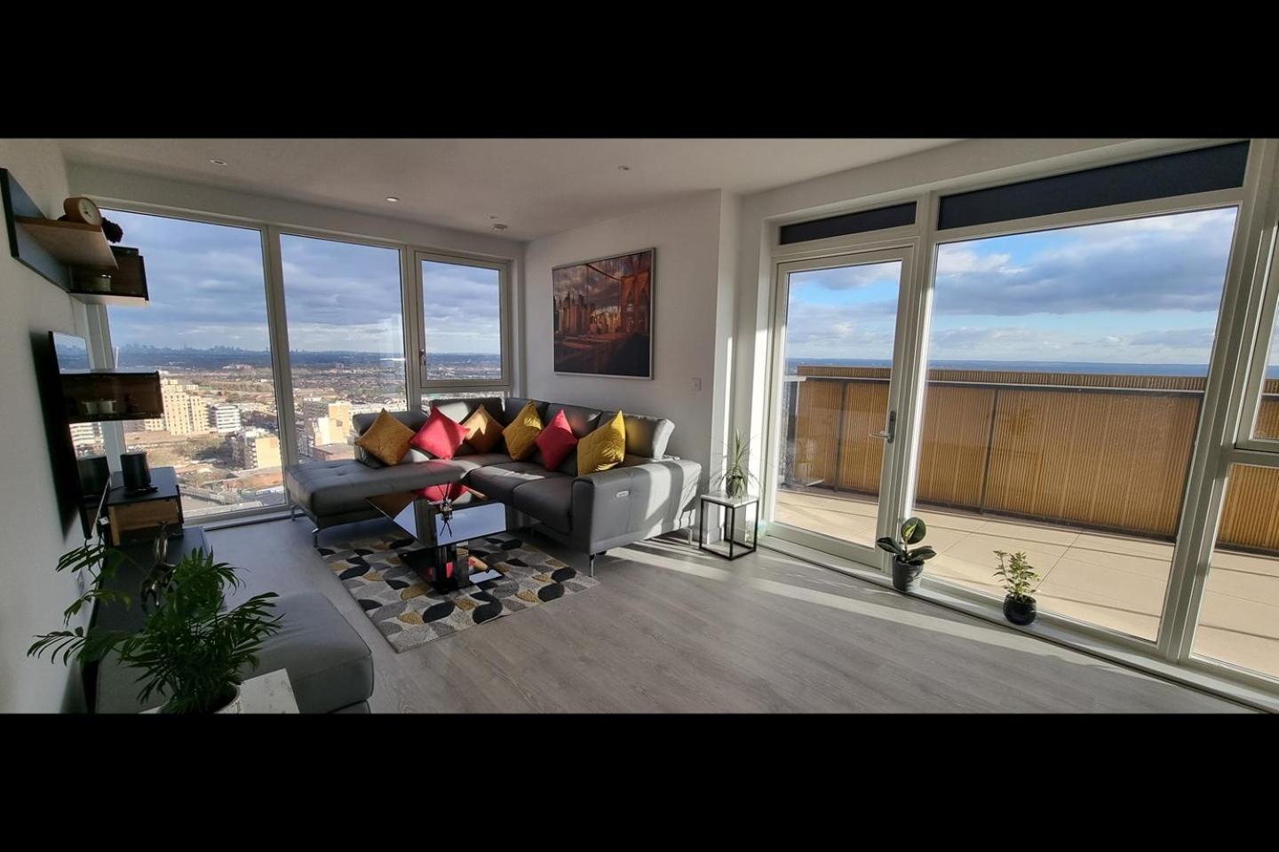Shared-Luxury Stay Next To Heathrow