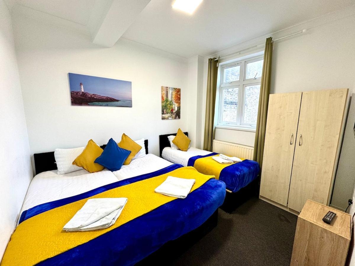 Hébergement de vacances Spacious 3-bed With Garden, Private Parking, Smart Tv's, Fast Wi-fi *