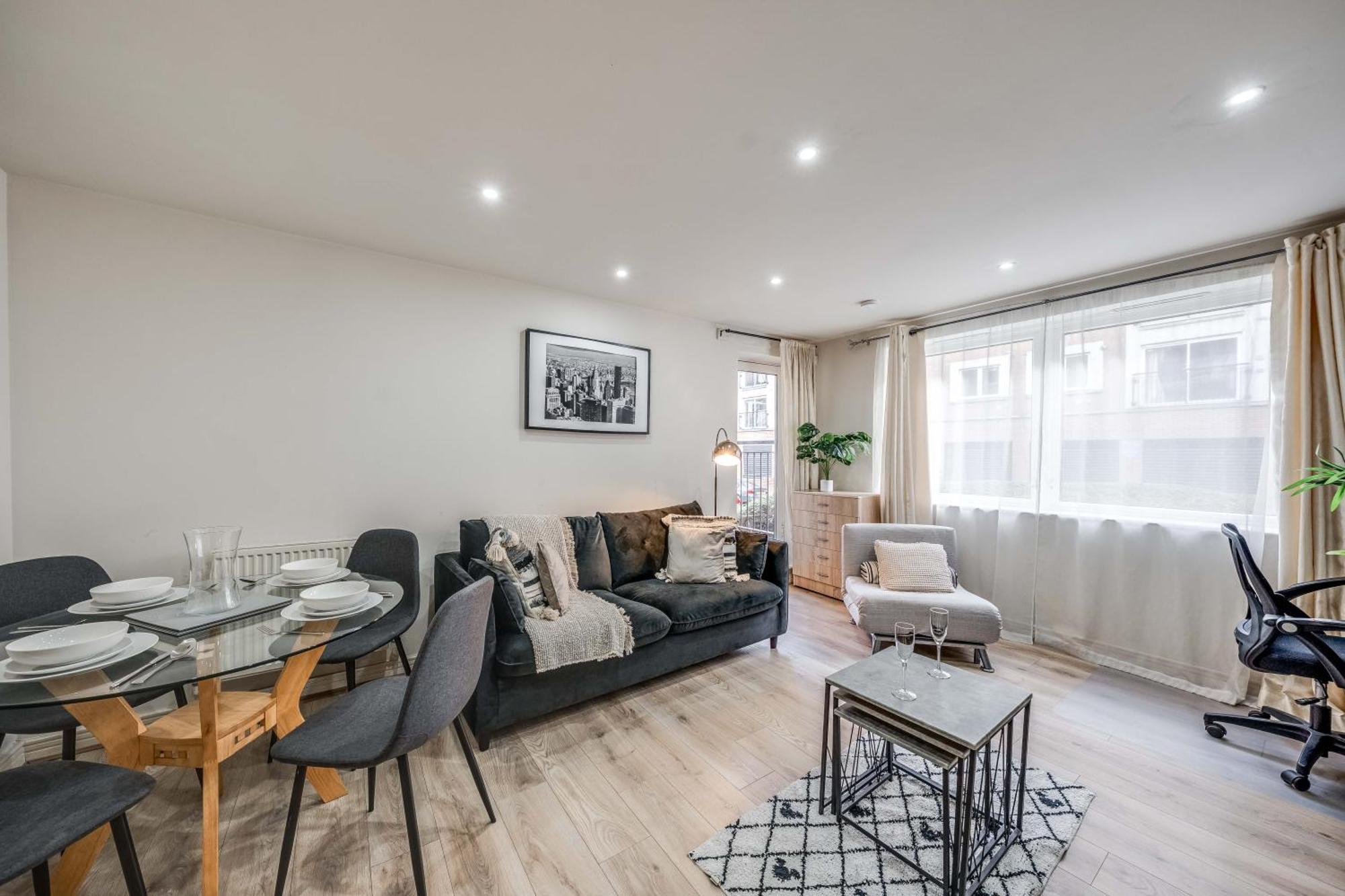 Canary Wharf O2 Excel Flat With Parking & Balcony