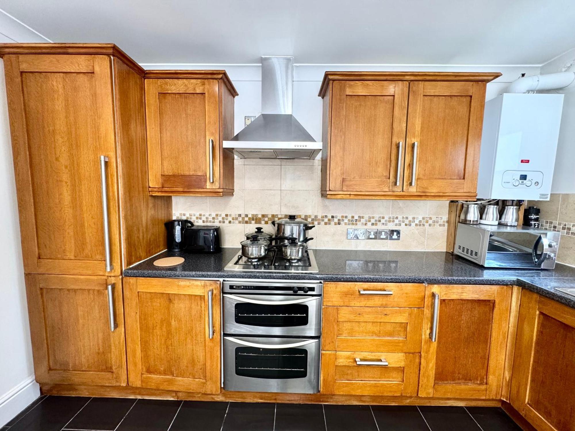 Spacious 3-bed With Garden, Private Parking, Smart Tv's, Fast Wi-fi Hébergement de vacances