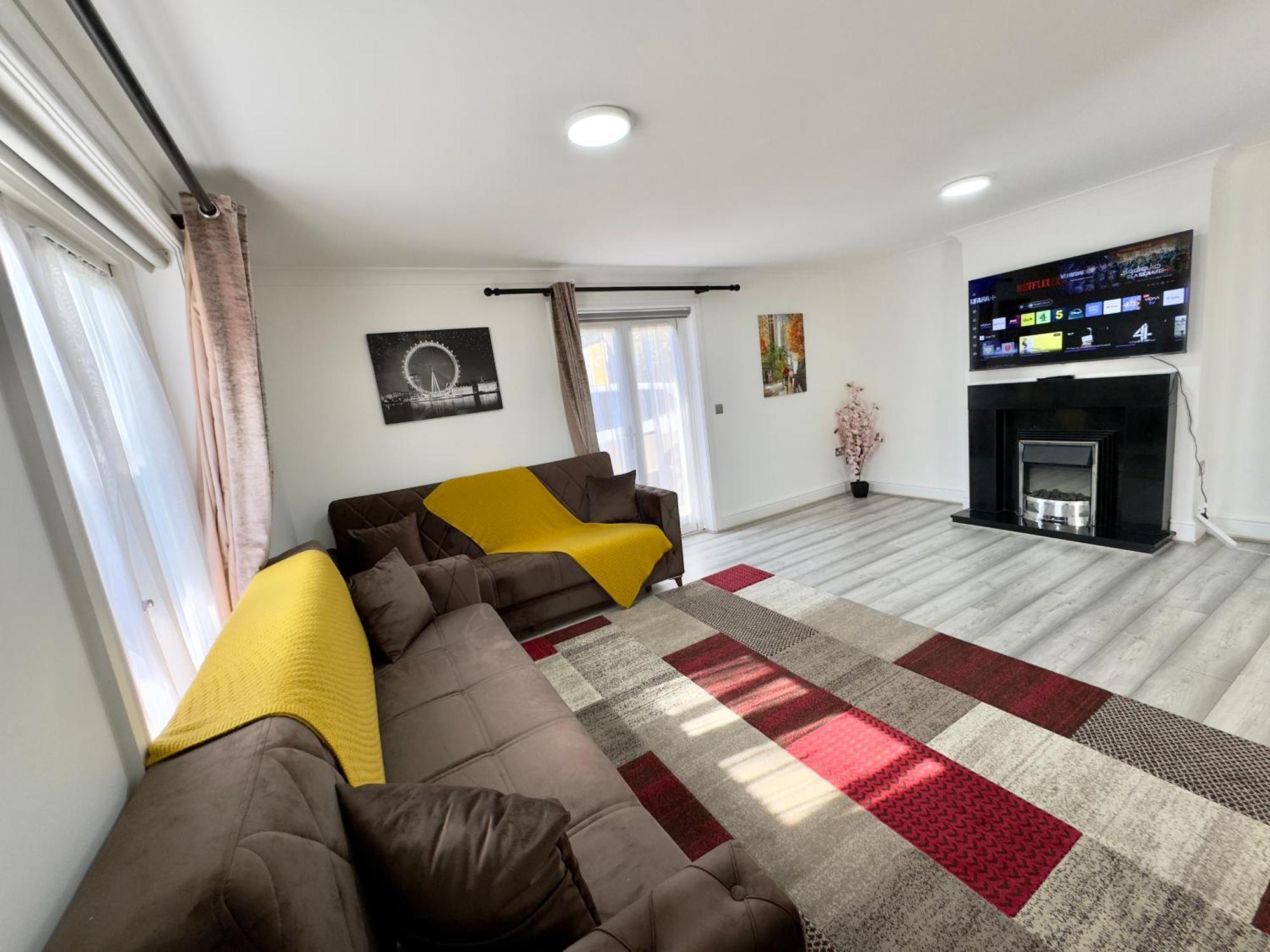 Hébergement de vacances Spacious 3-bed With Garden, Private Parking, Smart Tv's, Fast Wi-fi