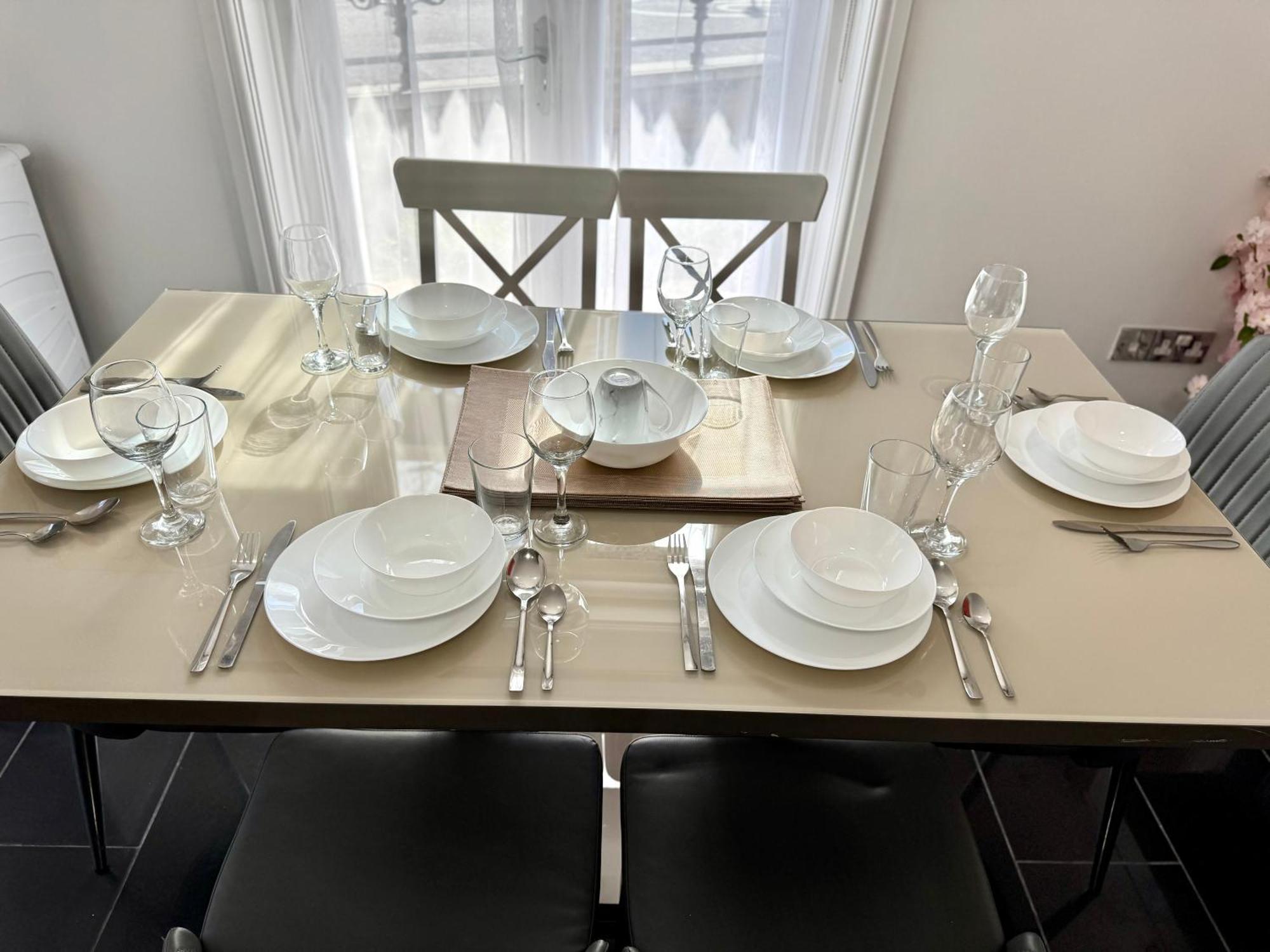 Spacious 3-bed With Garden, Private Parking, Smart Tv's, Fast Wi-fi Hébergement de vacances *