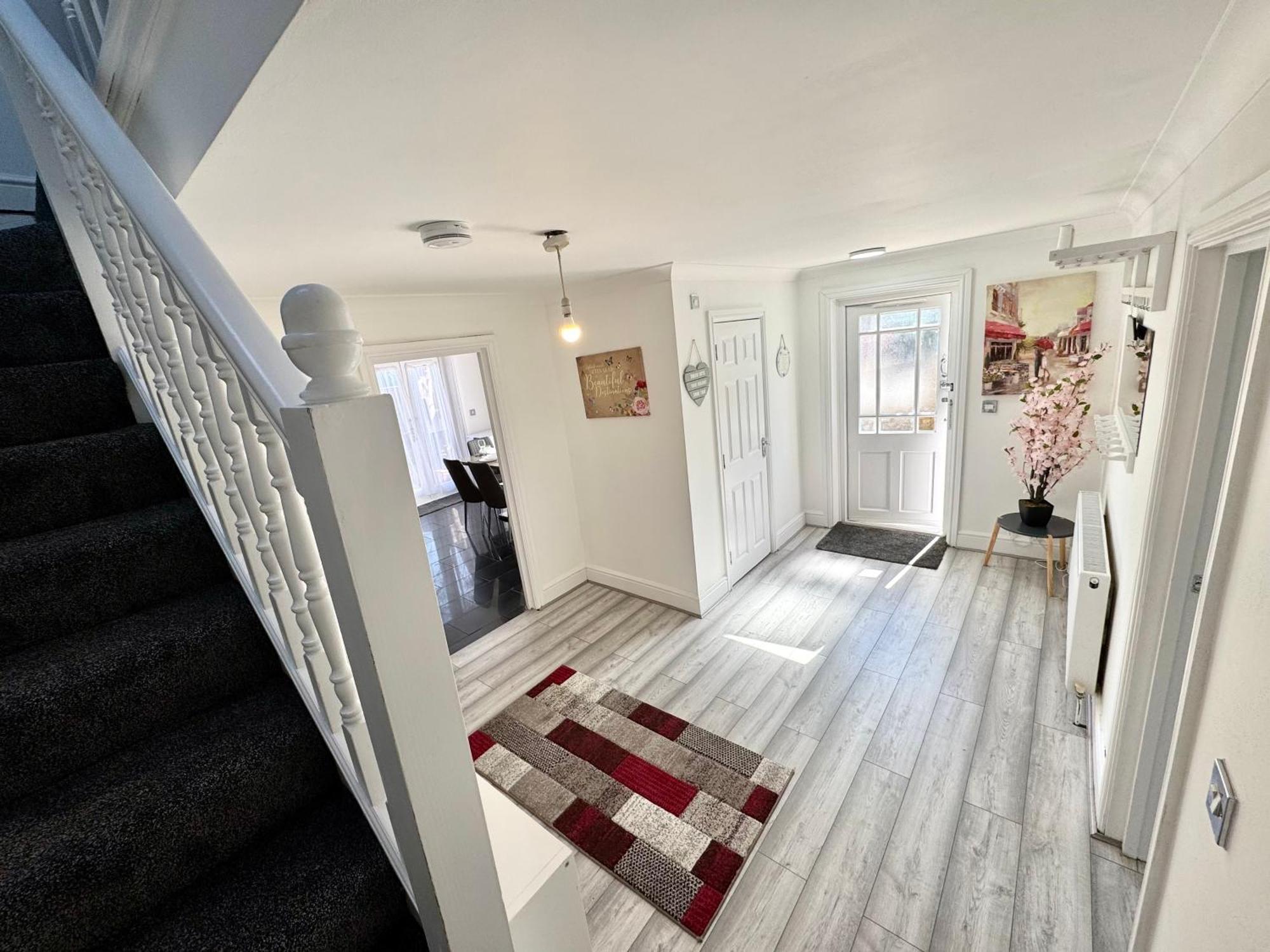 Spacious 3-bed With Garden, Private Parking, Smart Tv's, Fast Wi-fi Hébergement de vacances Londres