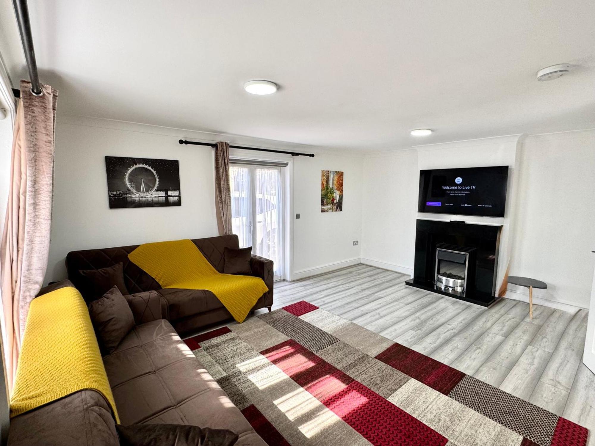 Spacious 3-bed With Garden, Private Parking, Smart Tv's, Fast Wi-fi Hébergement de vacances *