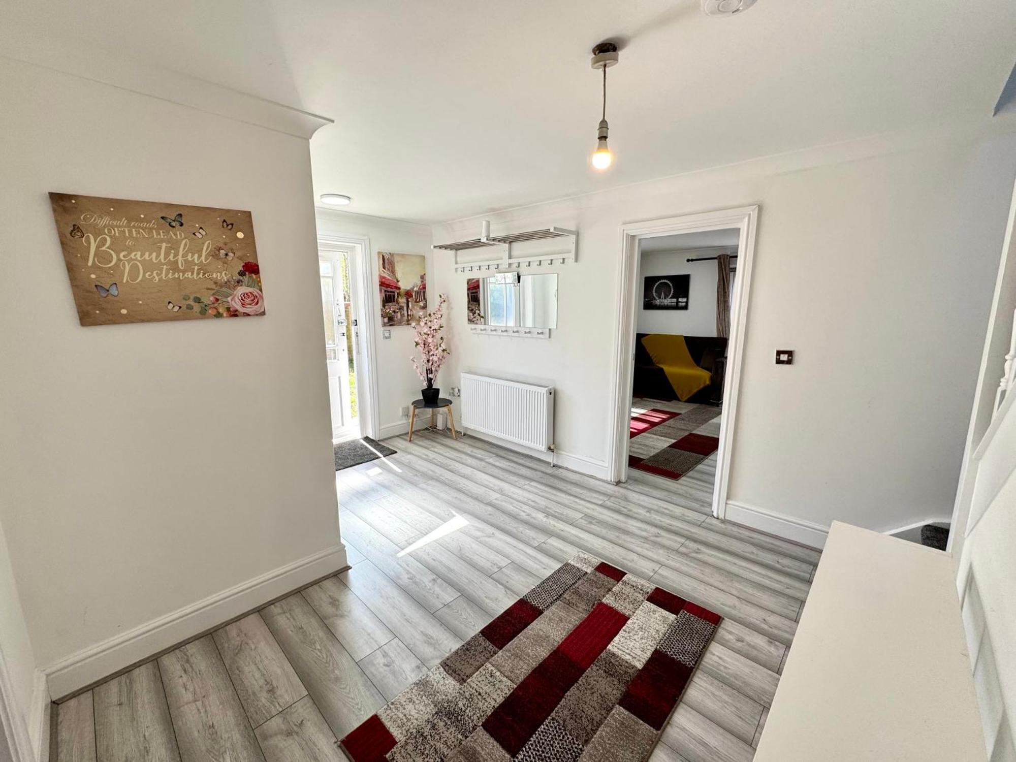 Hébergement de vacances Spacious 3-bed With Garden, Private Parking, Smart Tv's, Fast Wi-fi *