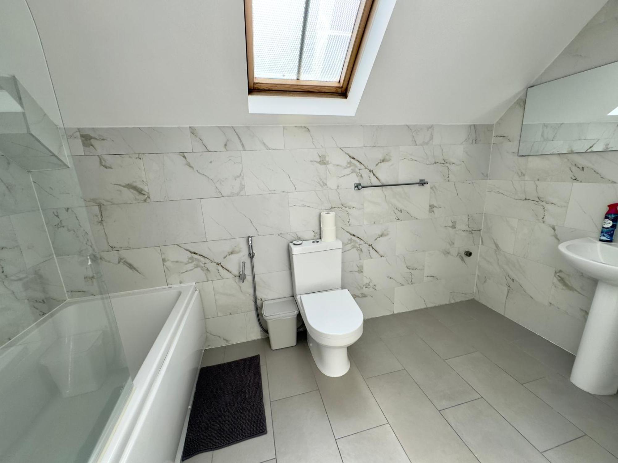Spacious 3-bed With Garden, Private Parking, Smart Tv's, Fast Wi-fi Hébergement de vacances *