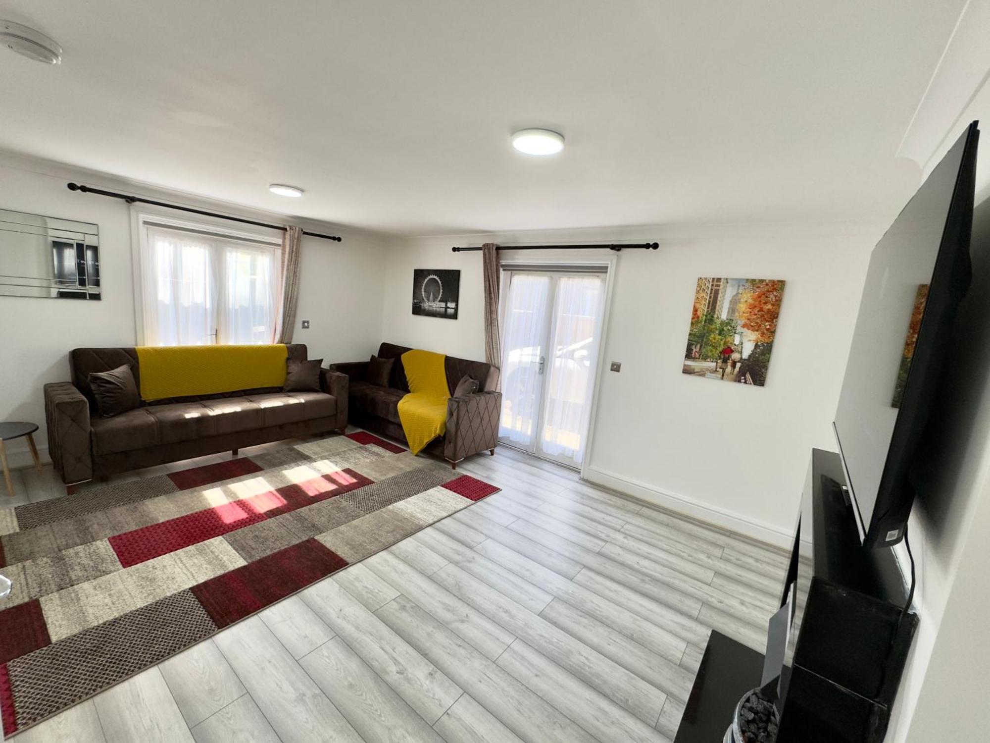Hébergement de vacances Spacious 3-bed With Garden, Private Parking, Smart Tv's, Fast Wi-fi *