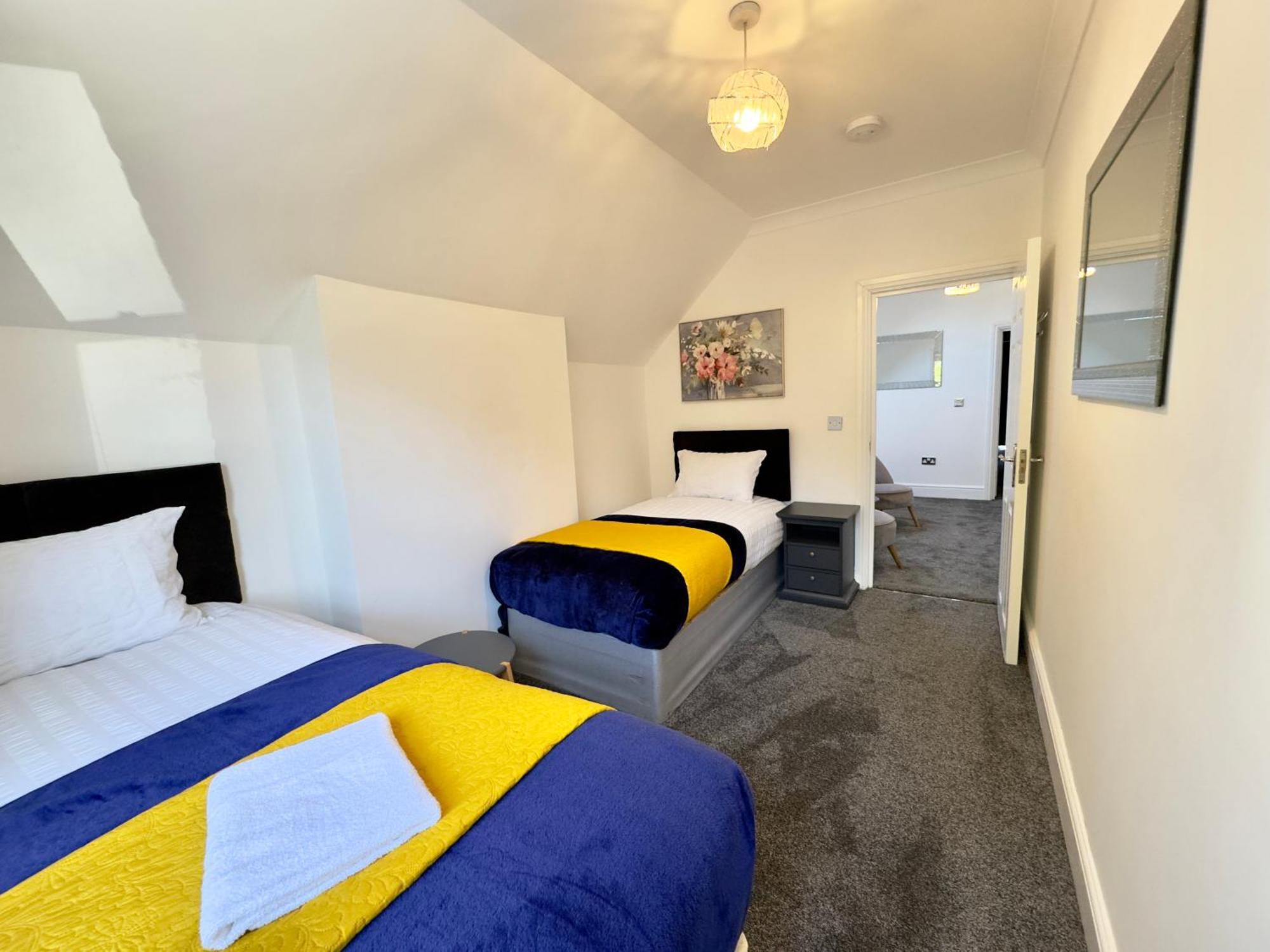 Spacious 3-bed With Garden, Private Parking, Smart Tv's, Fast Wi-fi Hébergement de vacances Londres