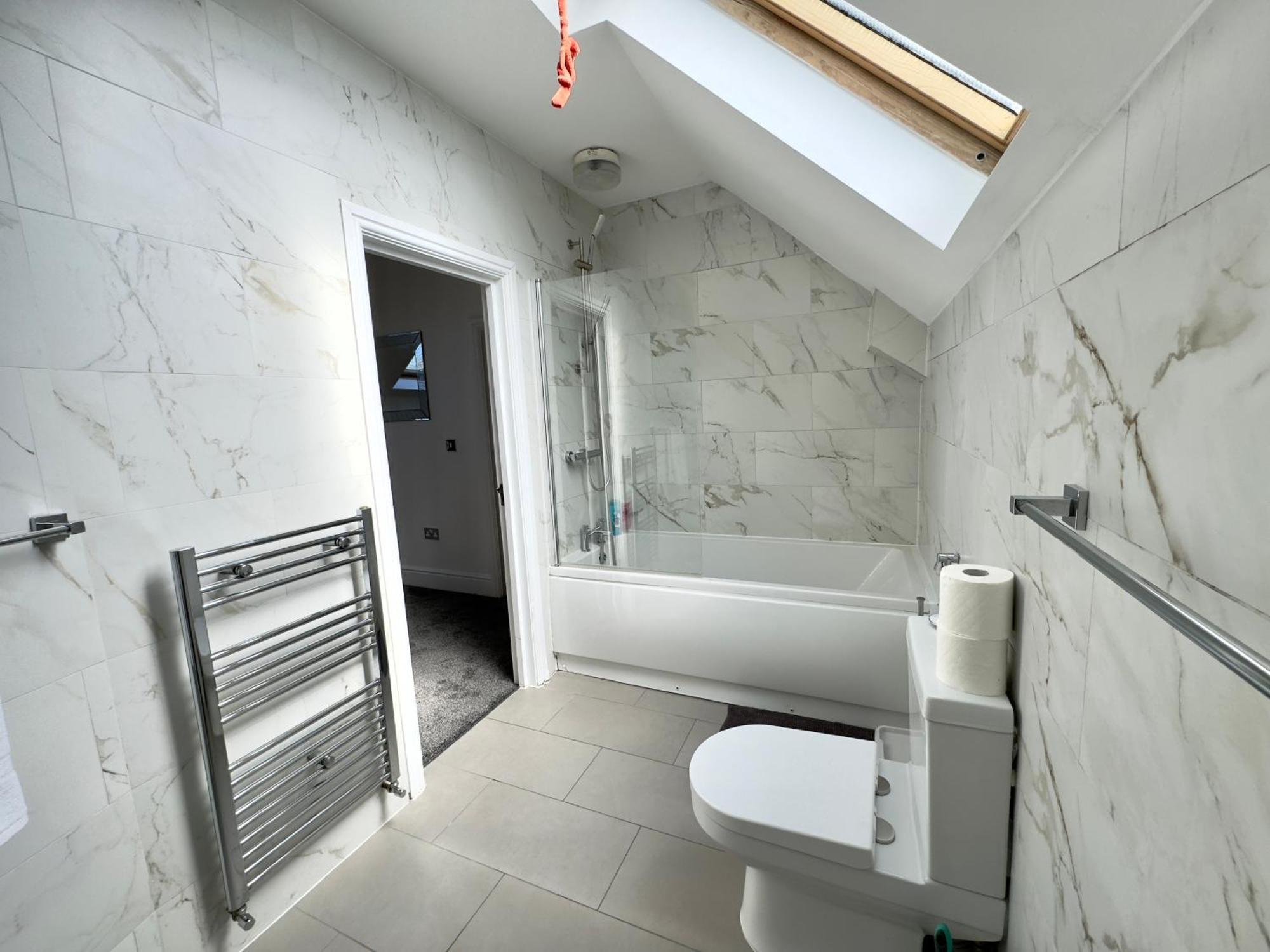 Hébergement de vacances Spacious 3-bed With Garden, Private Parking, Smart Tv's, Fast Wi-fi