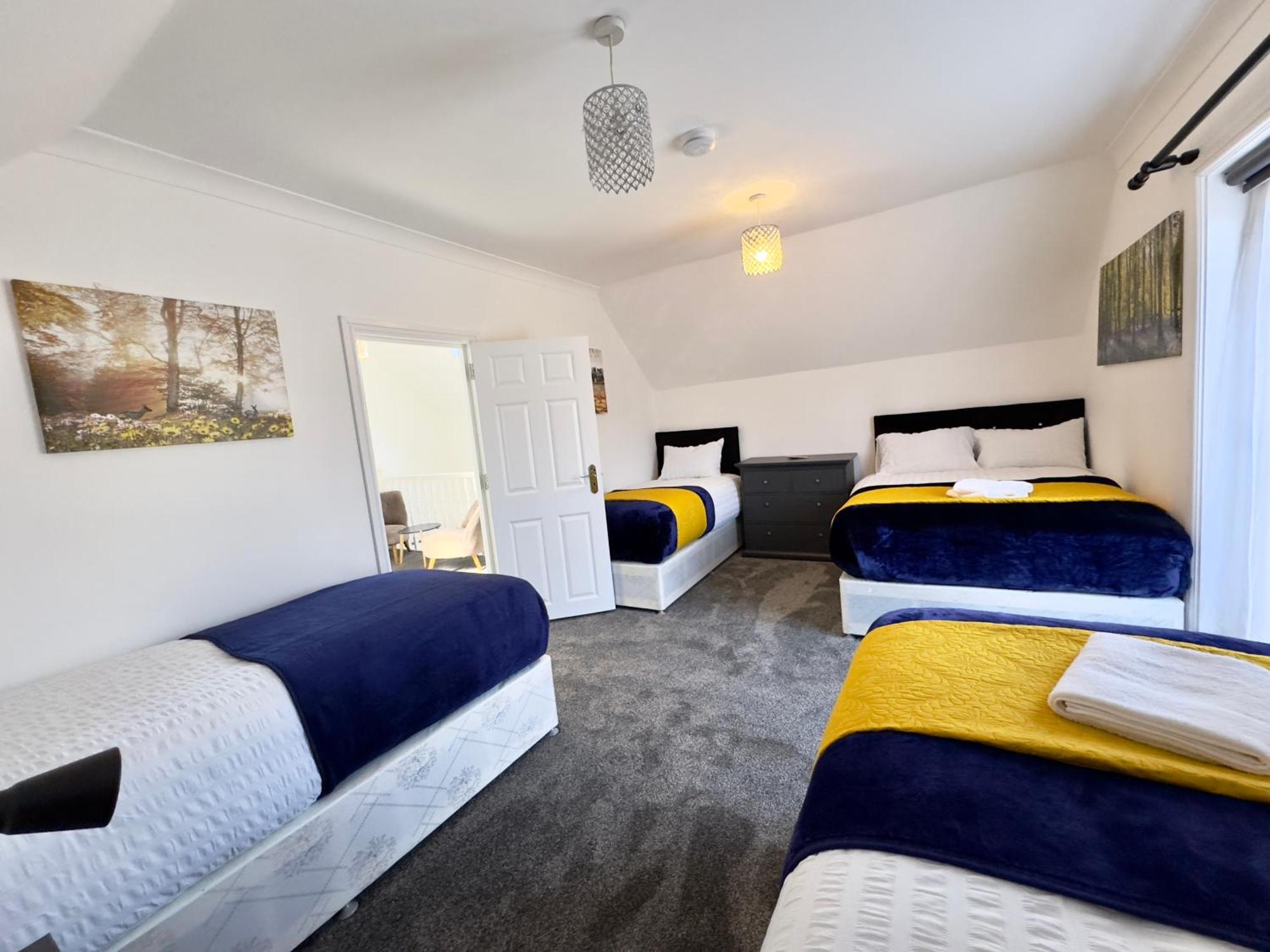Spacious 3-bed With Garden, Private Parking, Smart Tv's, Fast Wi-fi Hébergement de vacances *