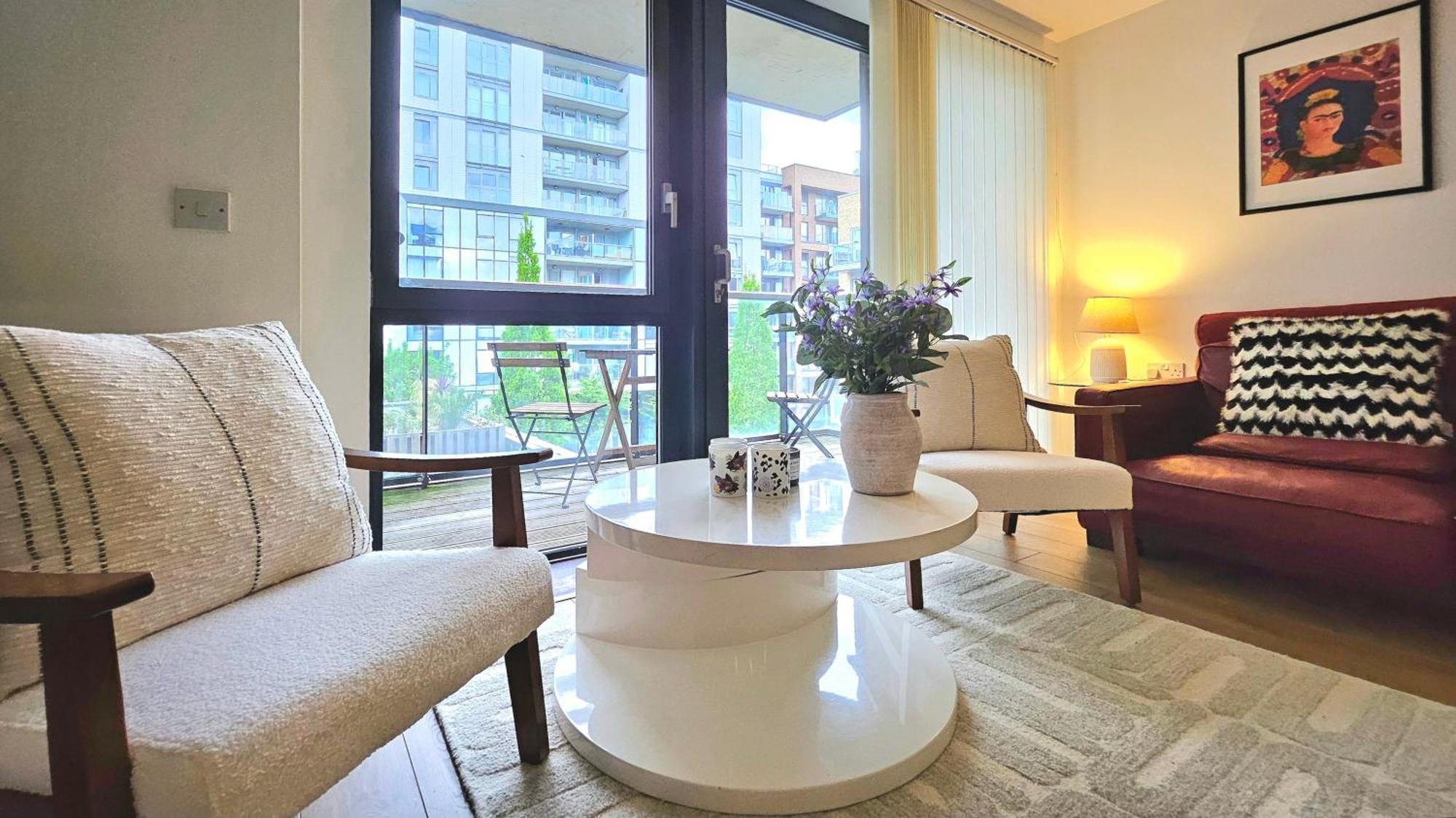Athera - Festival Quarter, Canary Wharf 2 Bed, 2 Bath With Balcony And Gym Facility Londen