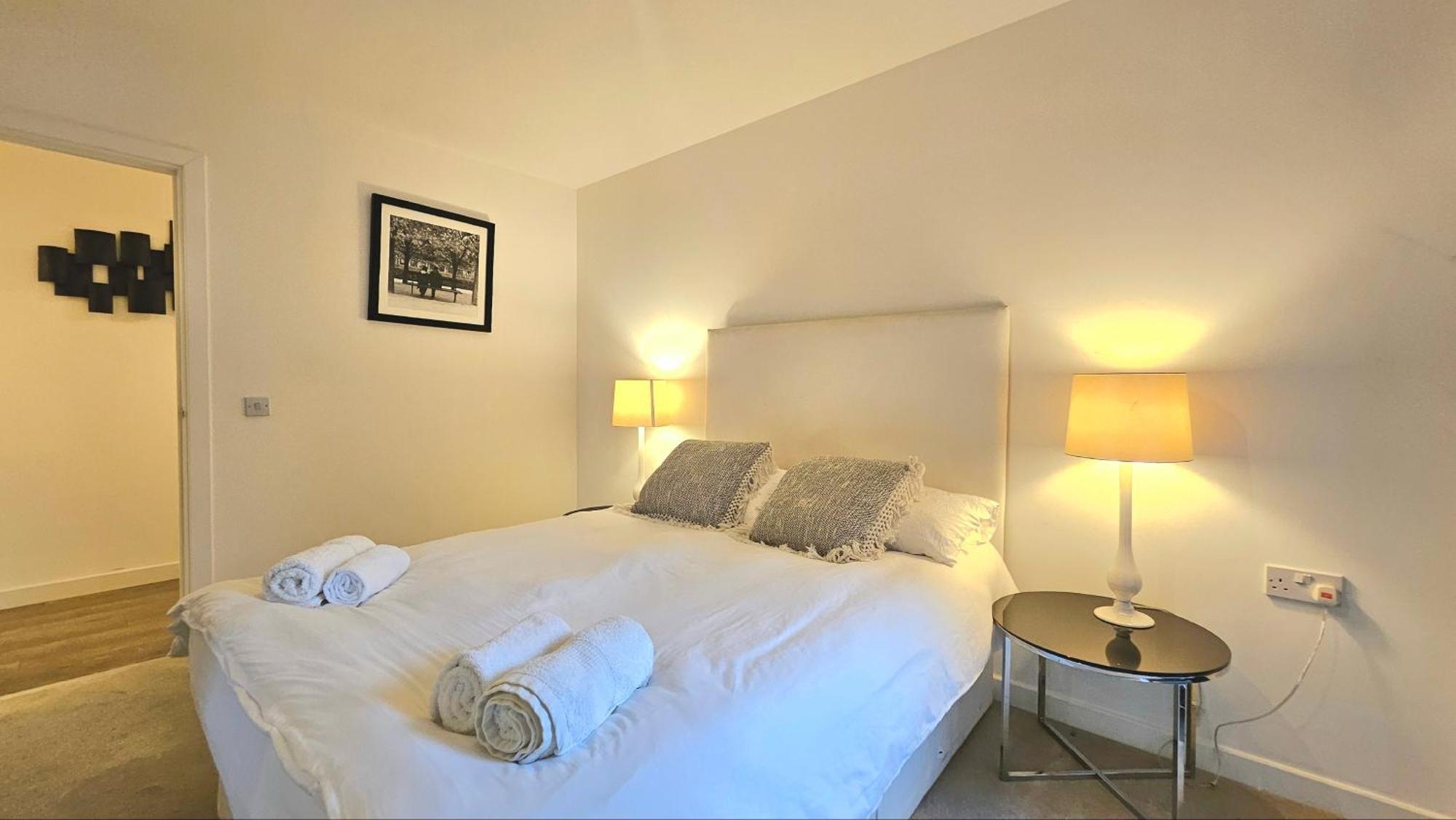 Athera - Festival Quarter, Canary Wharf 2 Bed, 2 Bath With Balcony And Gym Facility * Londen