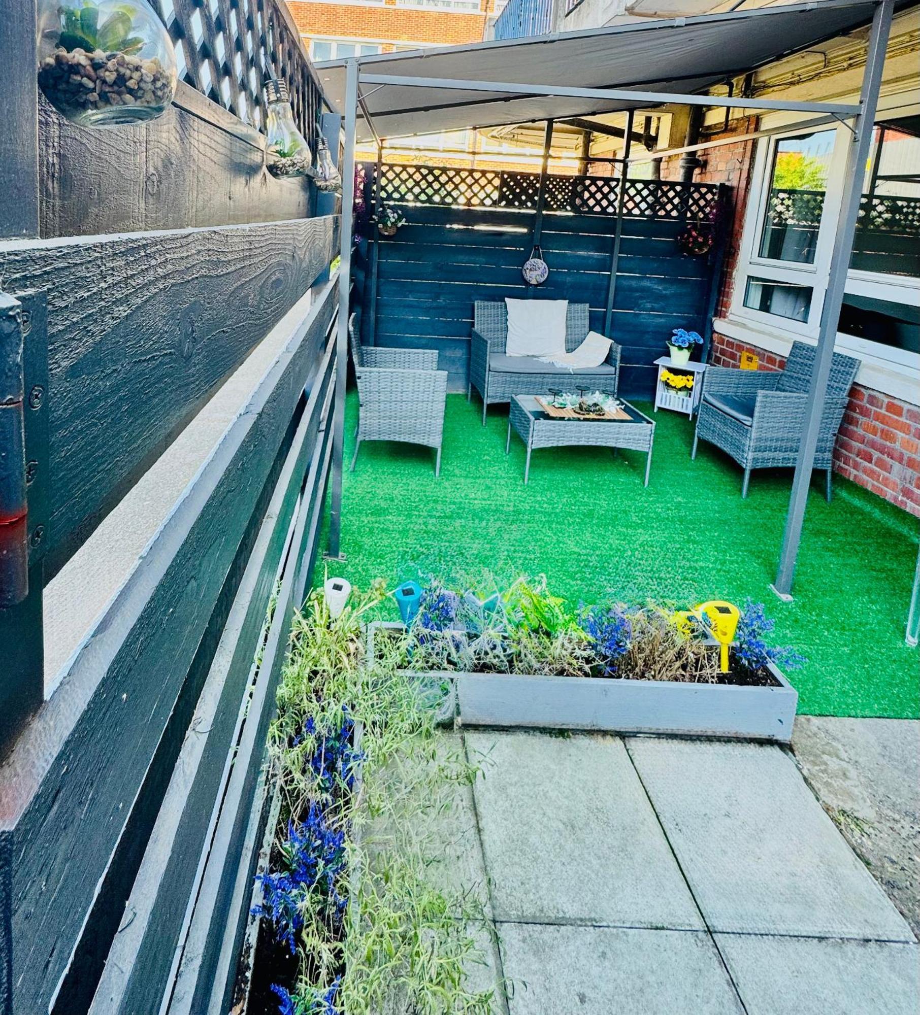 Convenient Steps Away From Candawater Station & Life! Apartamento Londres