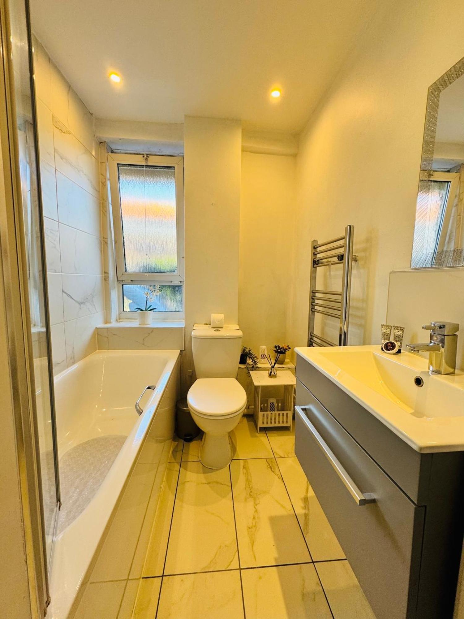 Convenient Steps Away From Candawater Station & Life! Londres
