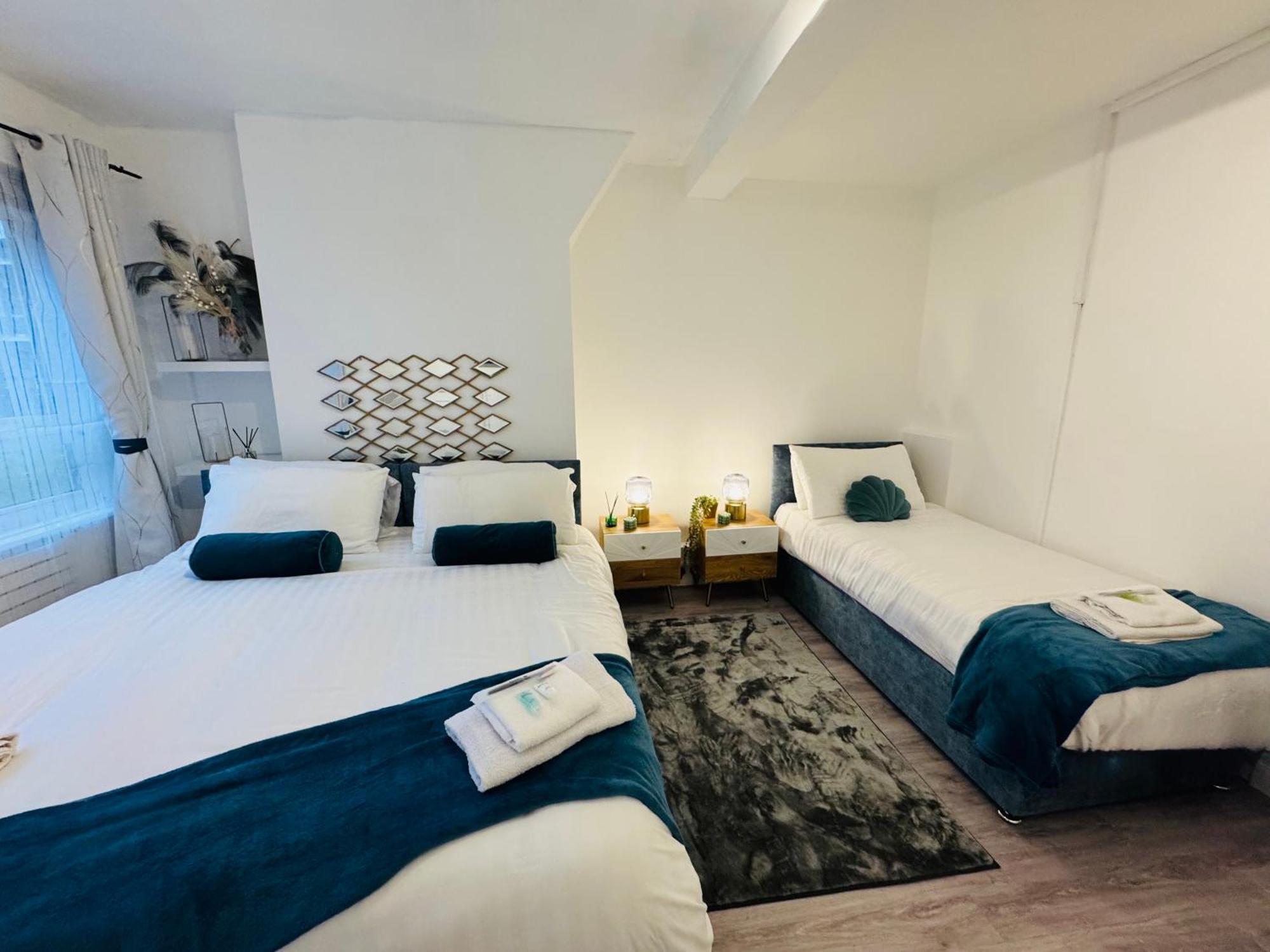 Convenient Steps Away From Candawater Station & Life!
