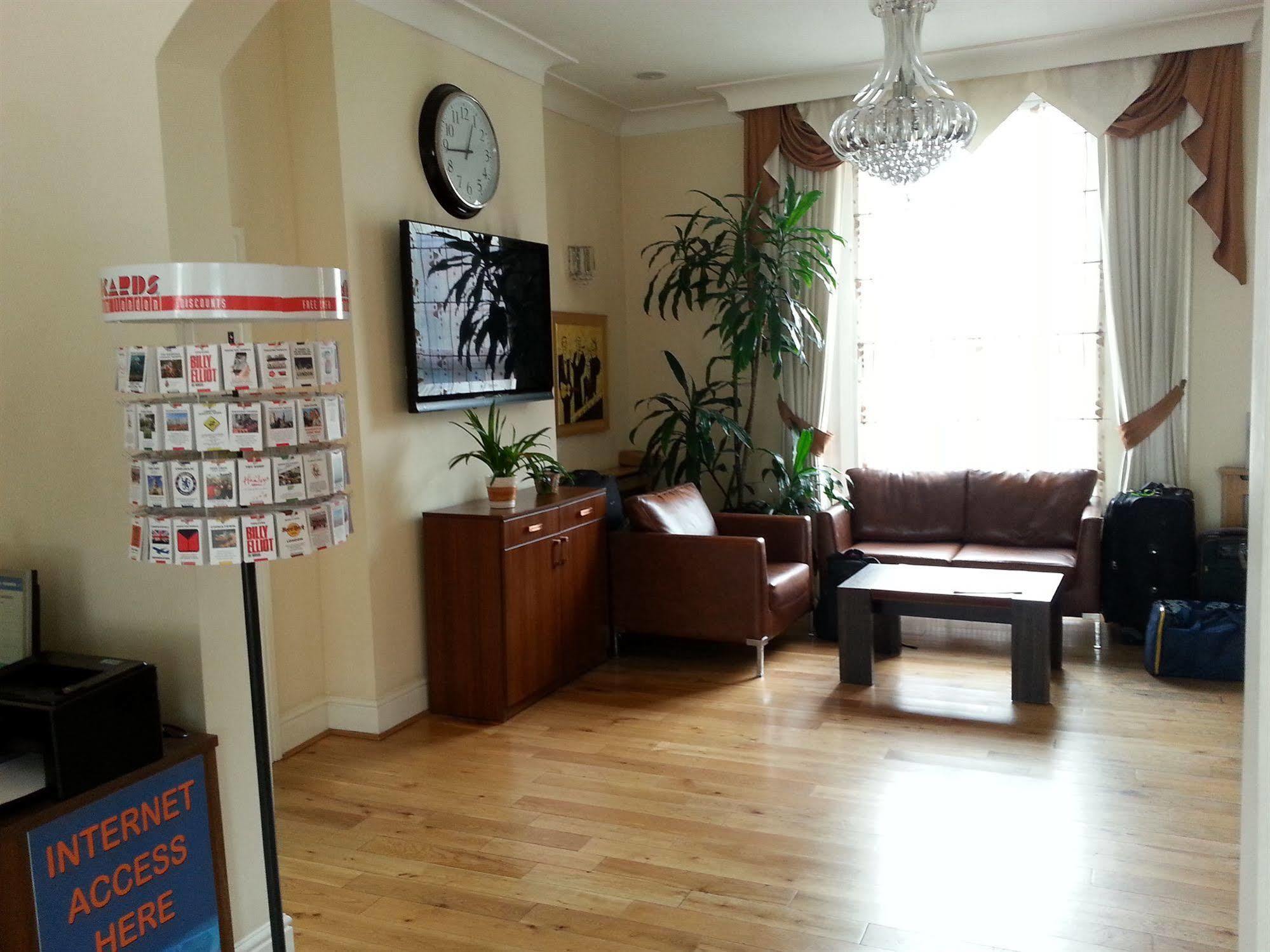 Hotel Corner House 3*