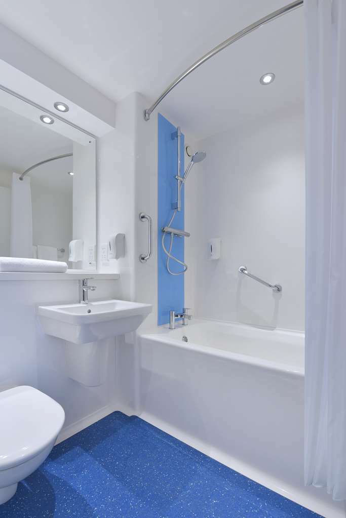 Travelodge Central City Road 3*