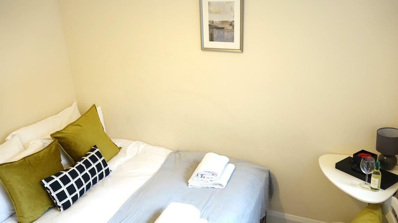 Heathrow Ensuite Rooms- Auto Check In Habitación en casa particular