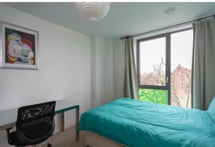 With Private Bathroom In A Modern Two Bedroom Two Bathroom Flat Londres
