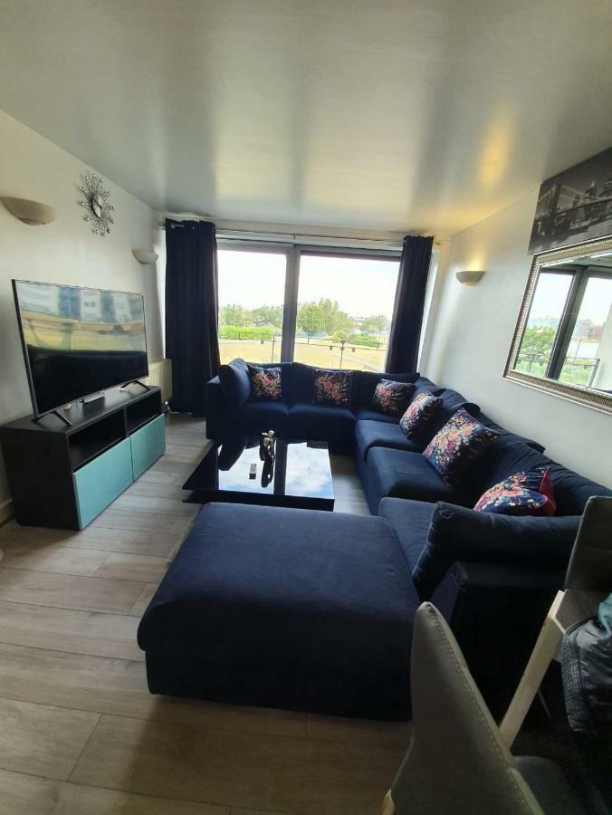 Affluent Waterside Tideslea Path Apartment *