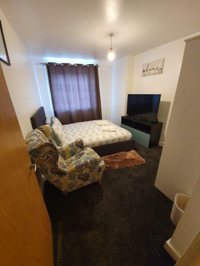 Affluent Waterside Tideslea Path Apartment *