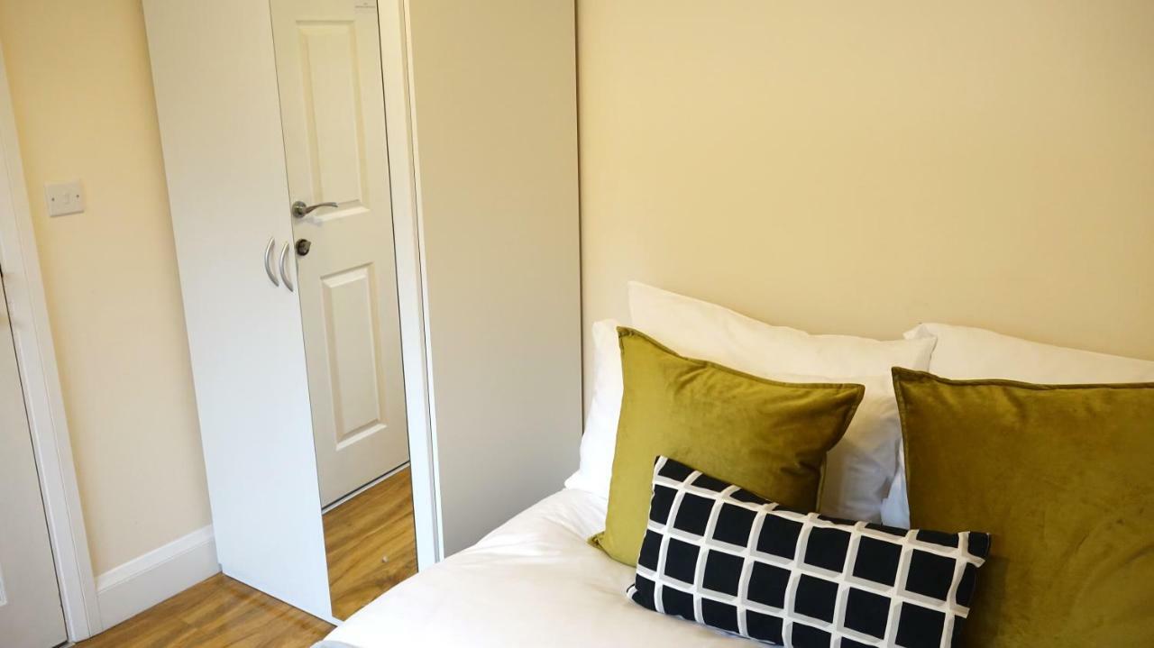 Heathrow Ensuite Rooms- Auto Check In Habitación en casa particular *