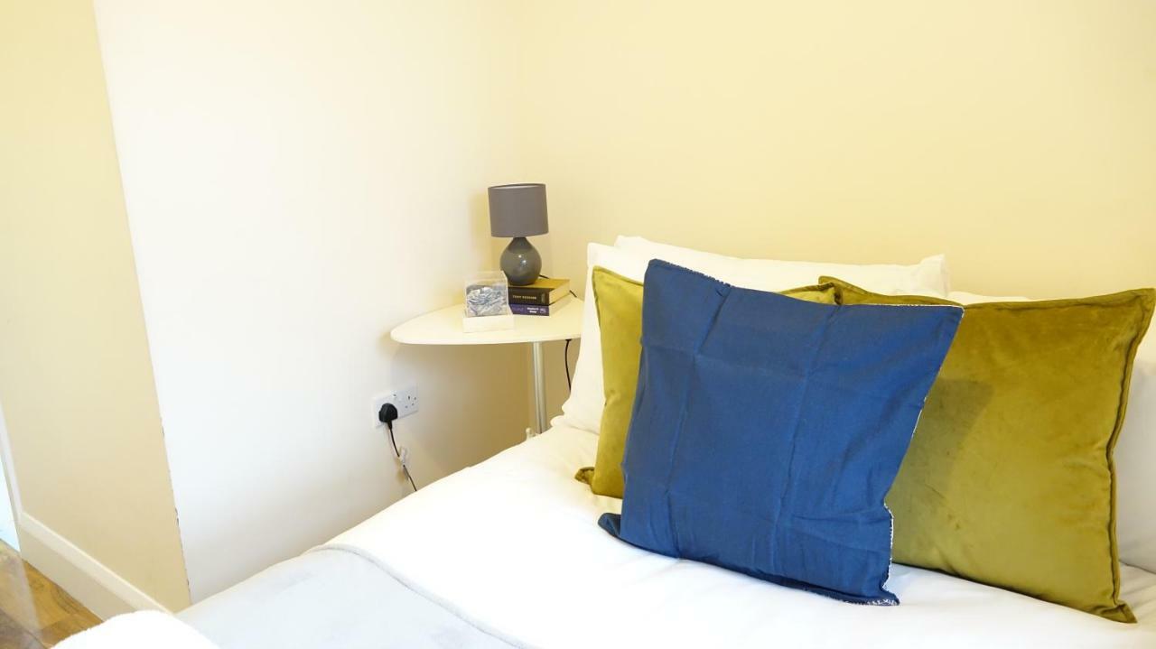 Heathrow Ensuite Rooms- Auto Check In Habitación en casa particular *