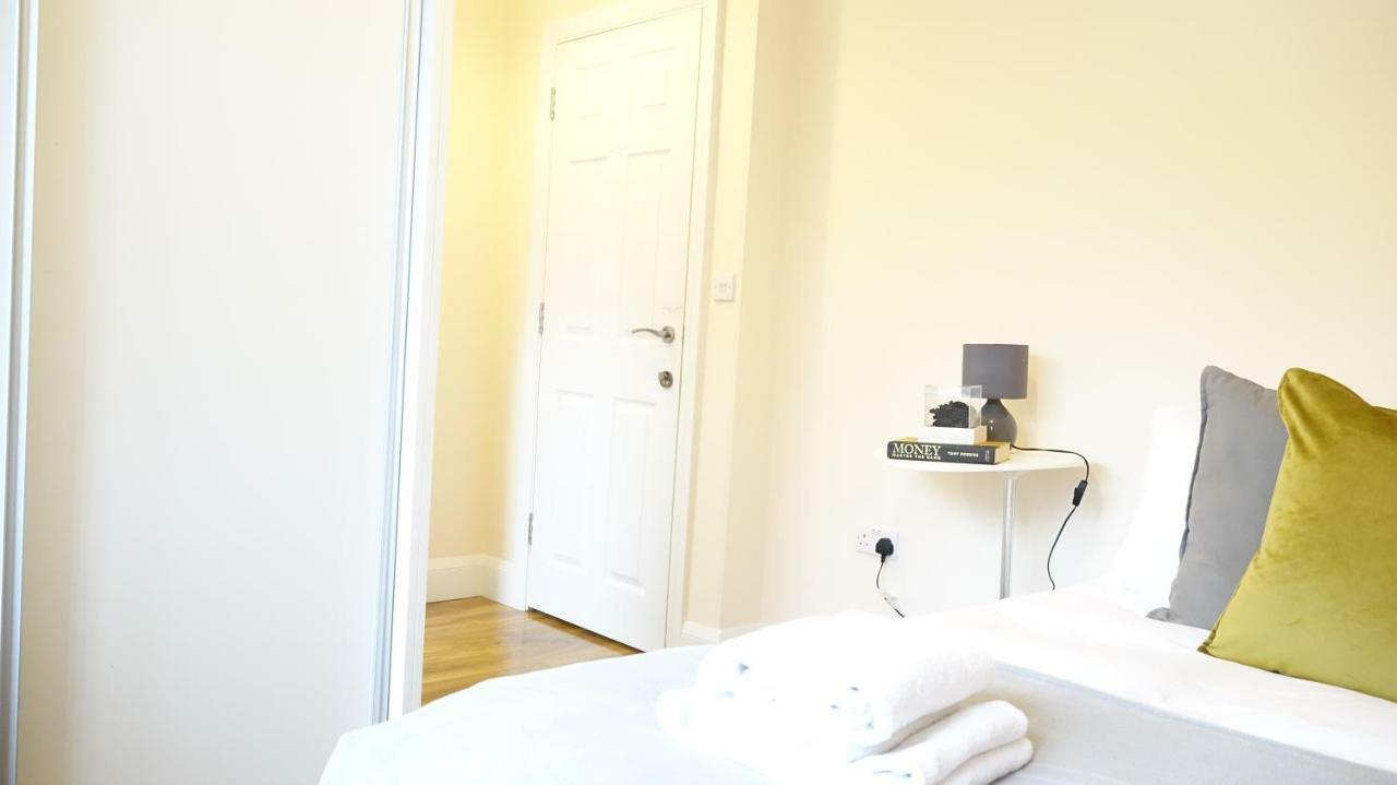 Heathrow Ensuite Rooms- Auto Check In * Stanwell
