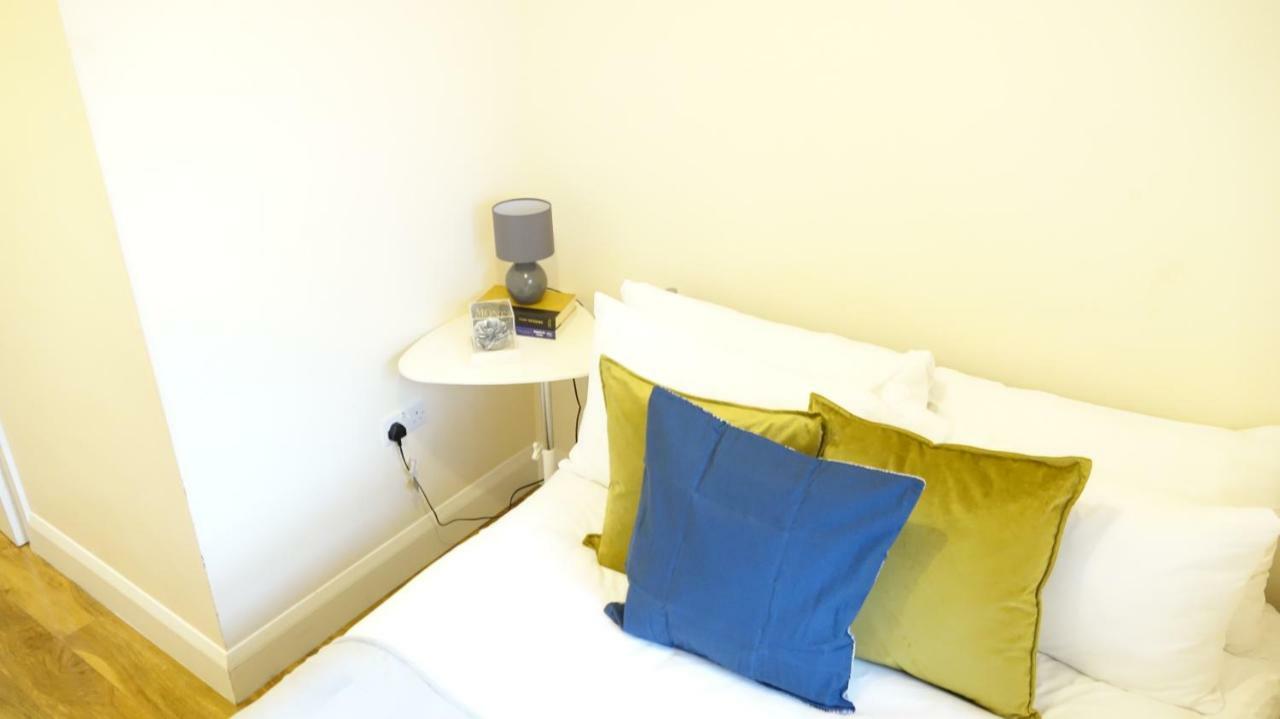 Heathrow Ensuite Rooms- Auto Check In Habitación en casa particular