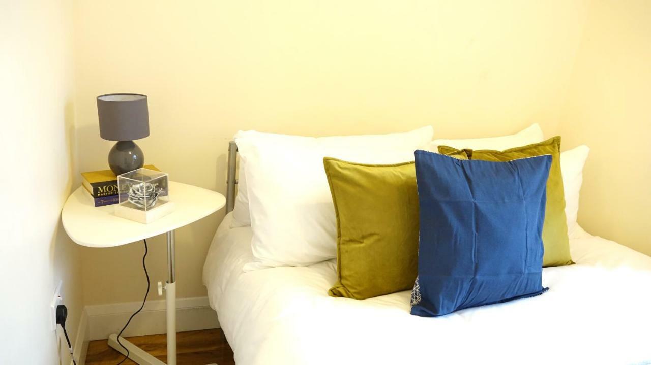 Heathrow Ensuite Rooms- Auto Check In Habitación en casa particular