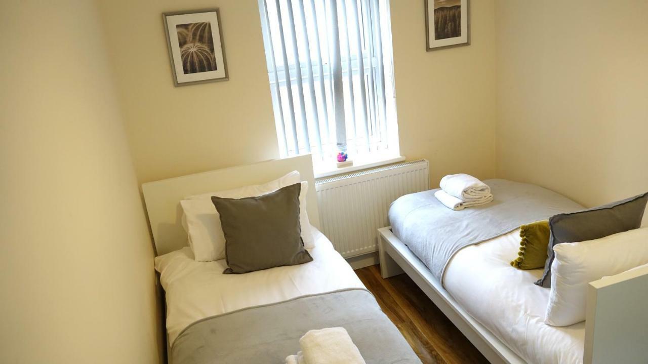 Heathrow Ensuite Rooms- Auto Check In Habitación en casa particular