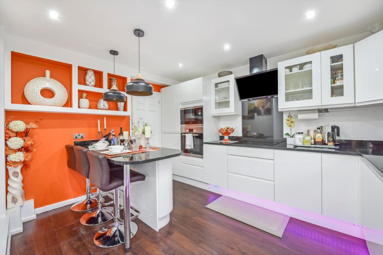 Docklands Stay, In Modern Spacious House - Near Excel Centre, Airport, Uel,sleeps 2 Quarto em Acomodações Particulares
