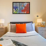 Luxurious Canary Gateway Serviced Apartment