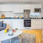 Luxurious Canary Gateway Serviced Apartment