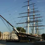Wonderful, Bright Greenwich Apartment Sleeps 7 !
