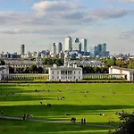 Wonderful, Bright Greenwich Apartment Sleeps 7 !