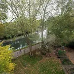 Spacious 2-Bedroom Flat With Waterside Views