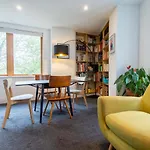 Spacious 2-Bedroom Flat With Waterside Views