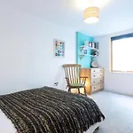 Spacious 2-Bedroom Flat With Waterside Views